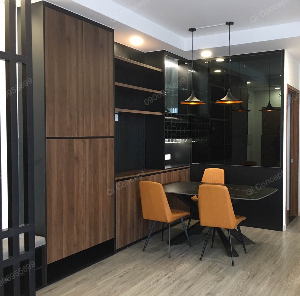 Bàn ăn thiết kế đơn giản trung hòa với không gian bếp