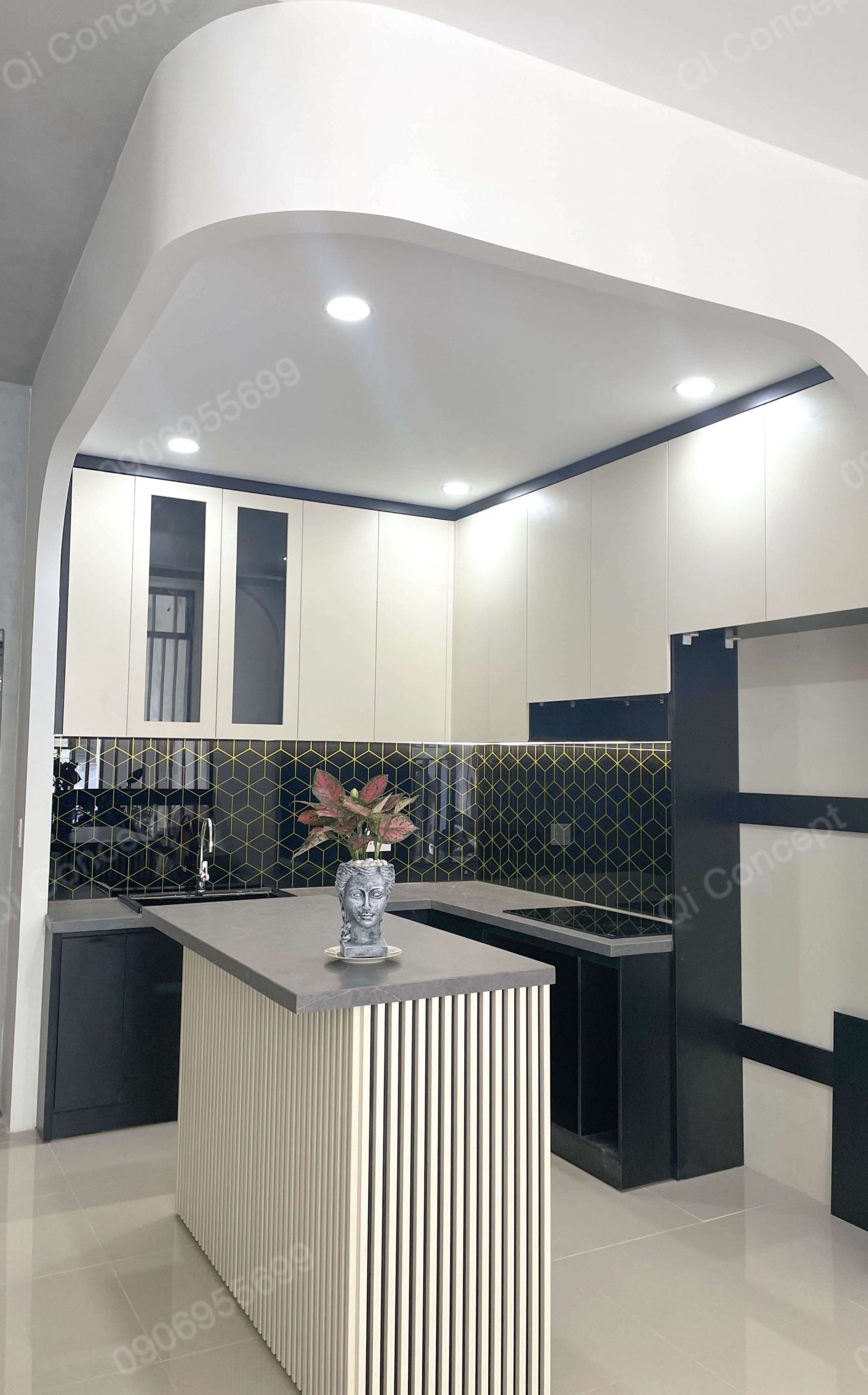 Bàn ăn và hệ đèn trang trí thực tế.