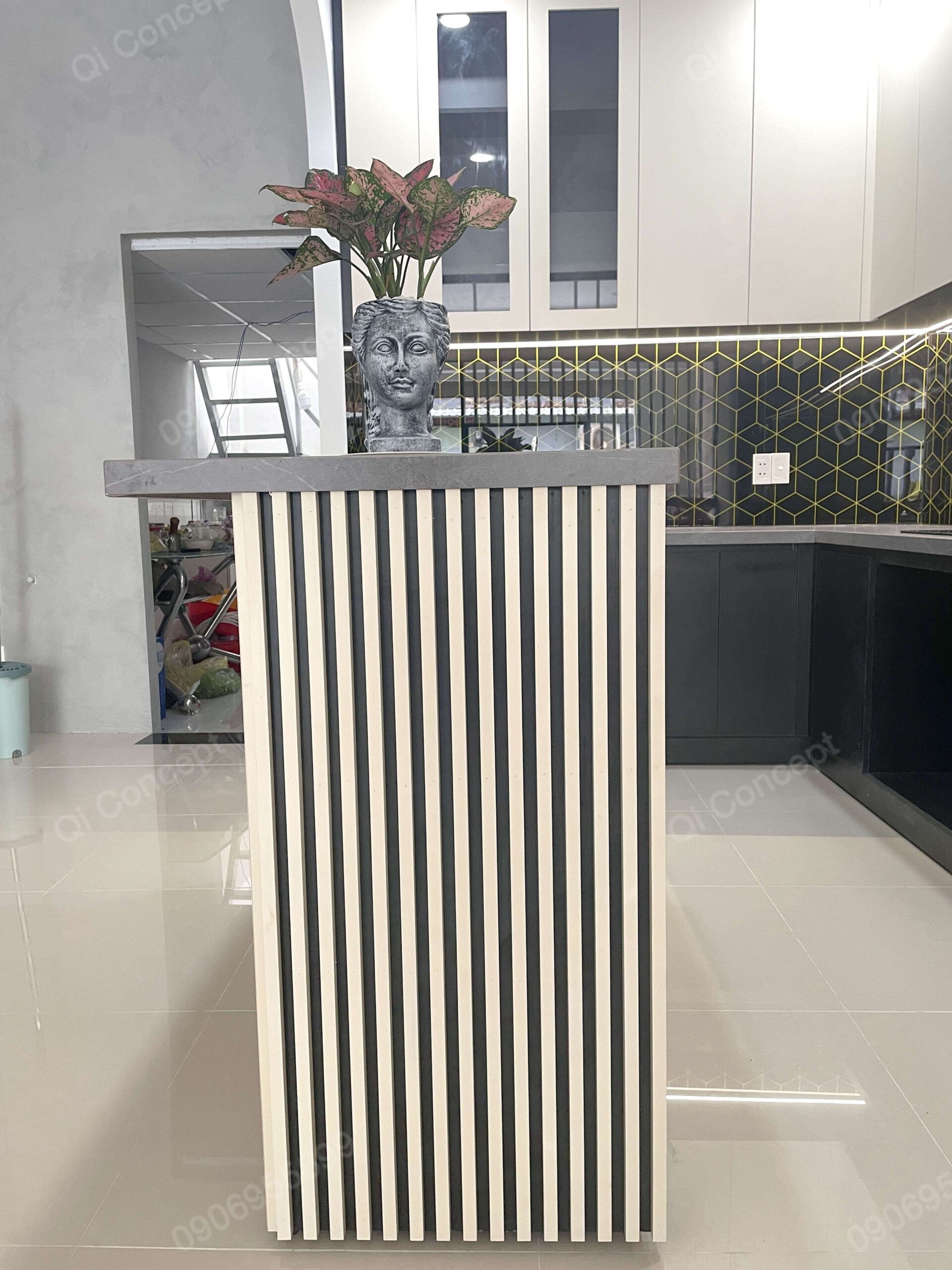 Vách ốp trang trí thực tế sắc nét.