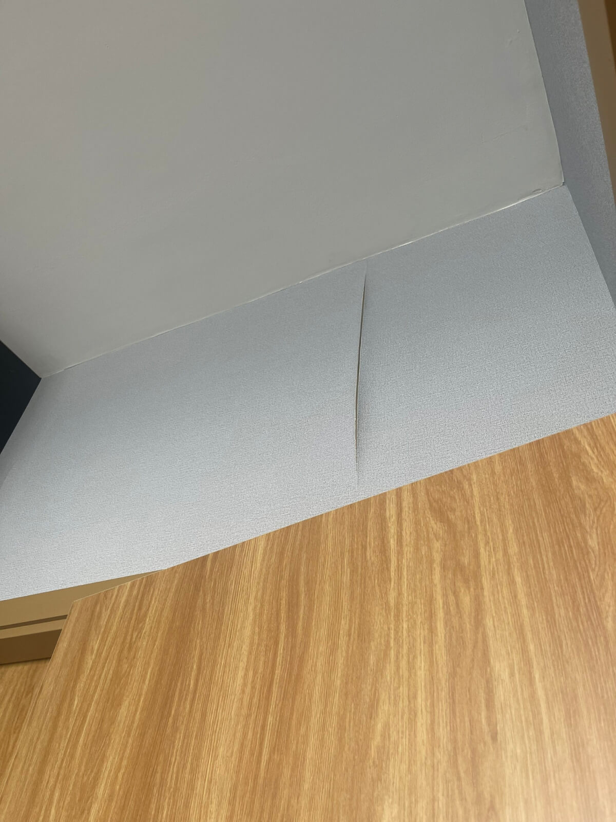 Tường bị bong tróc là một trong những lý do cần cải tạo chung cư.