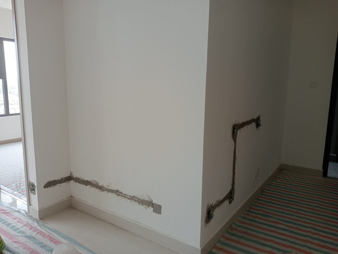 Thi công lại hệ thống điện trong quá trình cải tạo chung cư.