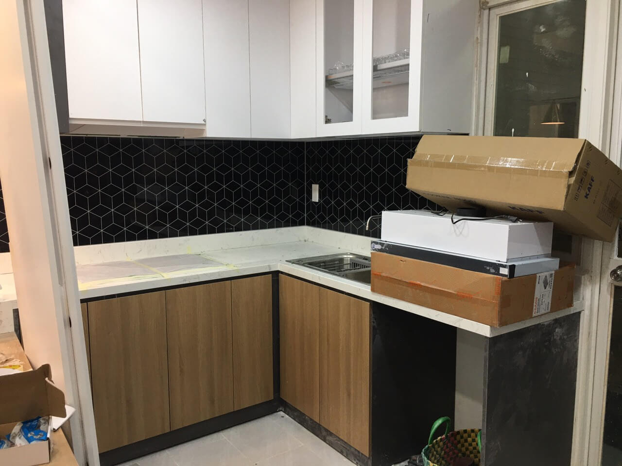 Hoàn thiện khu bếp sau khi cải tạo chung cư.