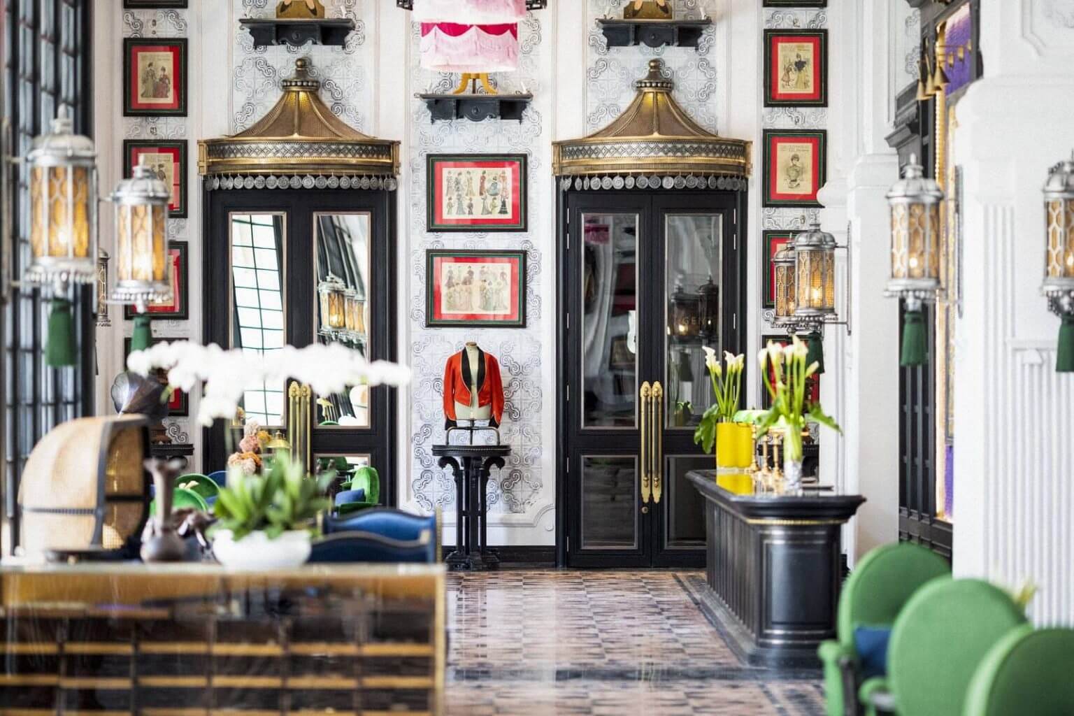 Không gian sảnh khách sạn phong cách Art Deco - Cửa vòm và đèn trang trí.