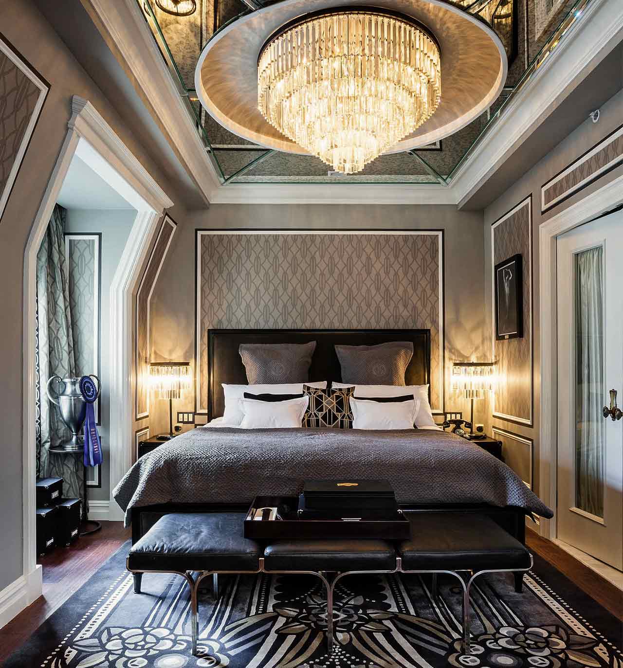 Thiết kế phòng ngủ phong cách Art Deco - Giường bọc nệm và đèn chùm pha lê.