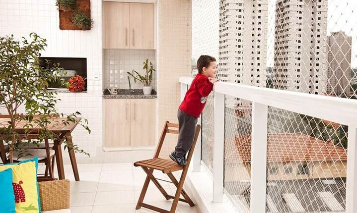 Rào kín ban công vì lo sợ nhiều rủi ro