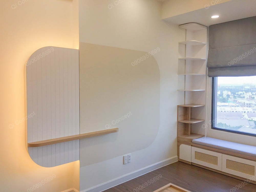 Vách tivi được lồng đèn led rất bắt mắt, tạo điểm nhấn cho căn hộ