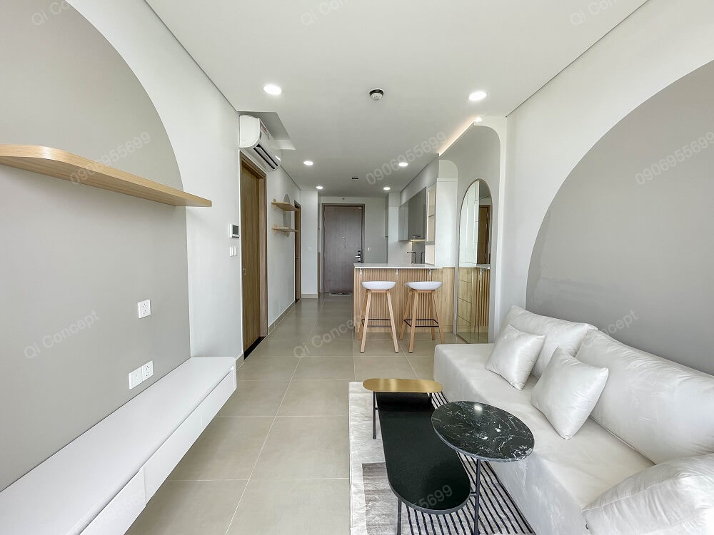 Phòng khách với các tone màu đơn giản, nội thất bố trí phù hợp mang lại cảm giác thoải mái