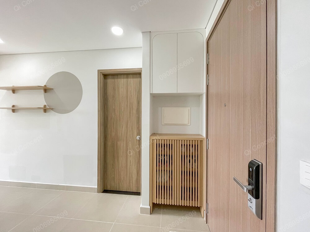 Bố trí tủ giày và kệ tủ kịch trần để đáp ứng công năng sử dụng cho gia chủ