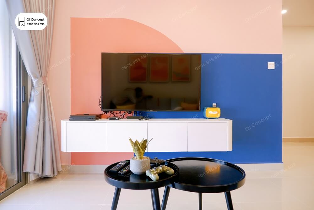Khu vực đối diện sofa nơi kệ tivi được treo gọn gàng, ngay ngắn