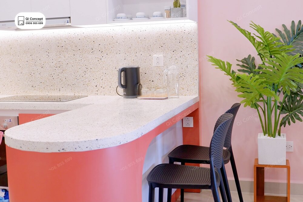 Khu vực đảo bếp được dùng làm quầy bar hay bàn ăn đơn giản cho gia đình