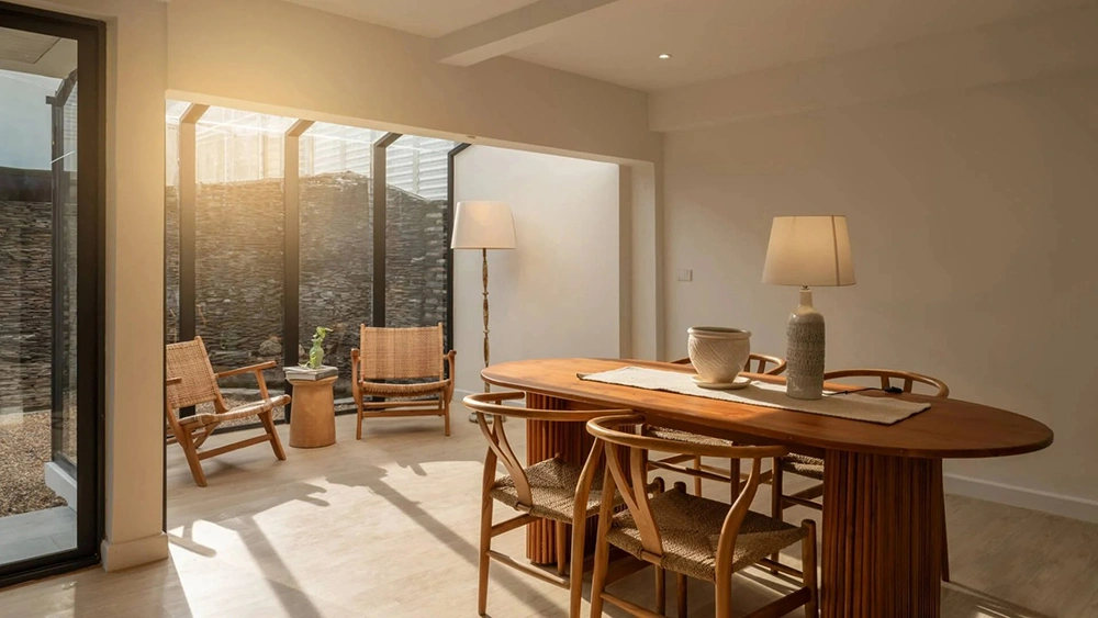 Tham khảo báo giá thi công nội thất nhà phố với cầu thang ốp đá marble và vách trang trí ấn tượng.