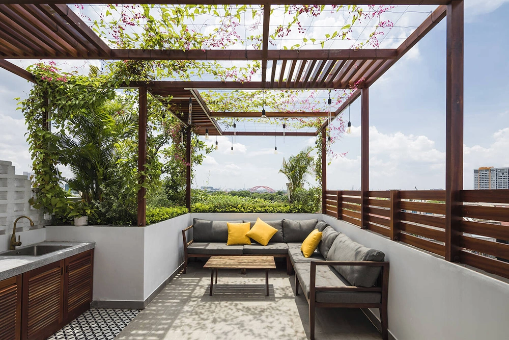 Báo giá thi công nội thất nhà phố bao gồm cả không gian sân thượng với giàn pergola và cây xanh.