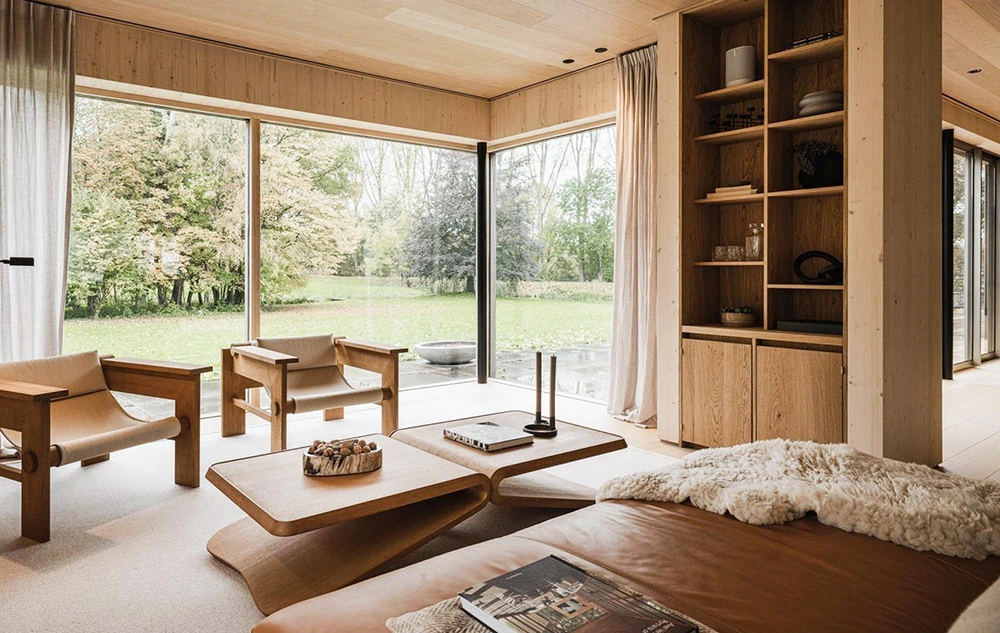 Tham khảo báo giá thi công nội thất nhà phố với cửa kính lớn view sân vườn xanh mát.