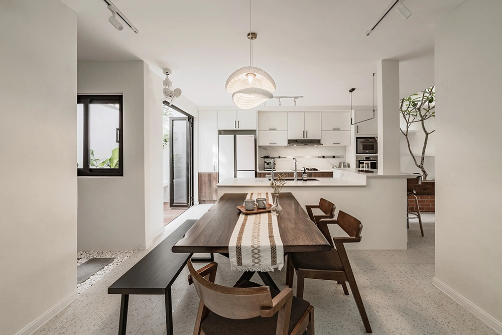 Thiết kế thi công nội thất nhà phố với không gian bếp và phòng ăn liền kề, thoáng đãng.