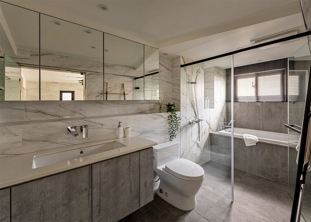 Mẫu thiết kế nội thất nhà 2 tầng với phòng tắm ốp đá marble và tủ gương lớn sang trọng.