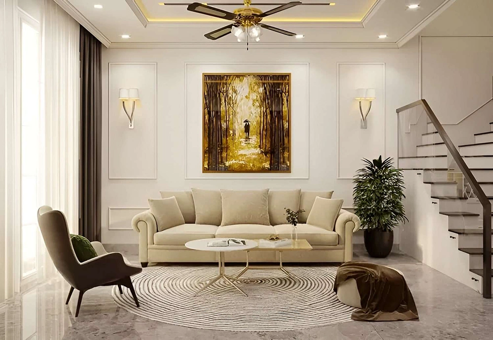 Mẫu thiết kế phòng khách tân cổ điển nhà ống với sofa màu be, thảm tròn và phào chỉ tường đơn giản.