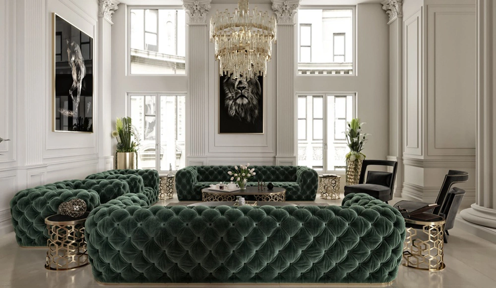 Mẫu phòng khách tân cổ điển nhà ống thông tầng bề thế với cột lớn, sofa chesterfield và đèn chùm lộng lẫy.