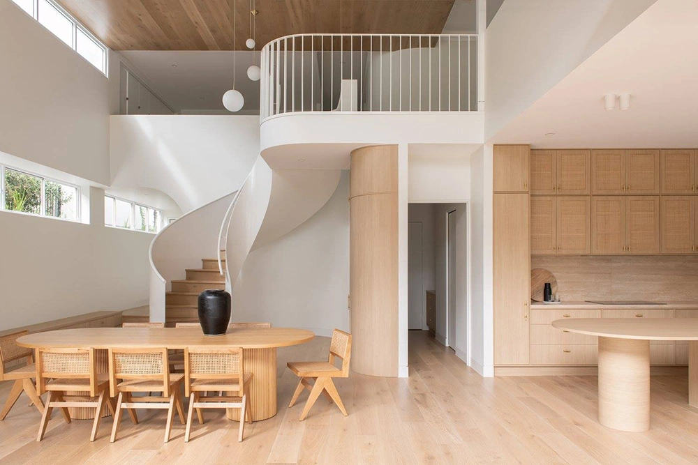 Thiết kế nội thất nhà cấp 4 tối giản với cầu thang xoắn ốc trắng