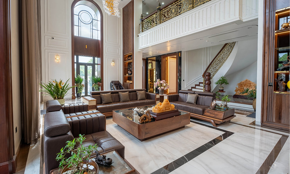 Thiết kế nội thất biệt thự liền kề bề thế với bộ sofa da thật cao cấp và lan can mạ vàng.