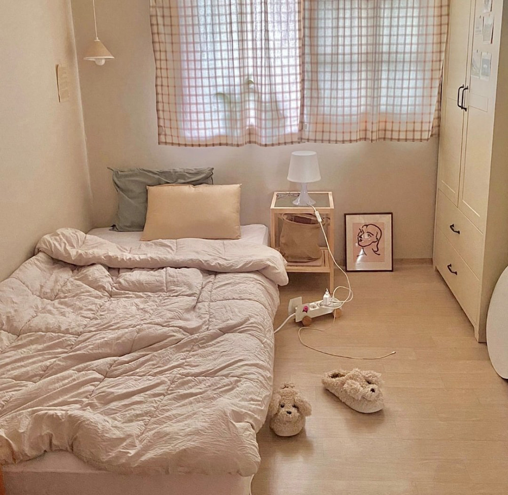 Mẫu trang trí phòng ngủ nhỏ đơn giản với nội thất gỗ và tông màu pastel.