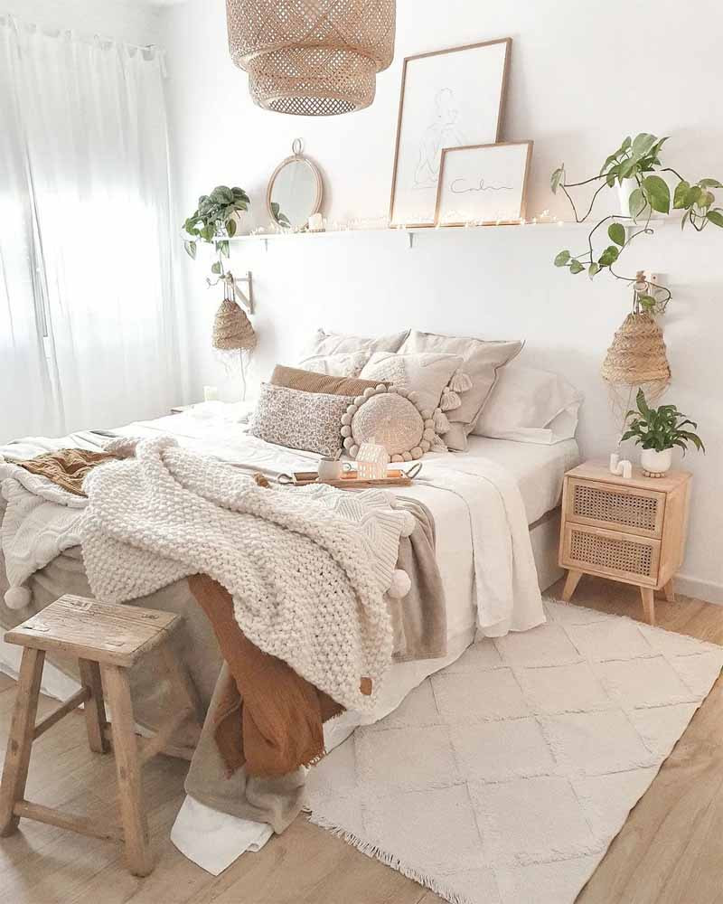 Phong cách Bohemian trong ý tưởng decor phòng ngủ nhỏ với cây xanh và vật liệu tự nhiên.