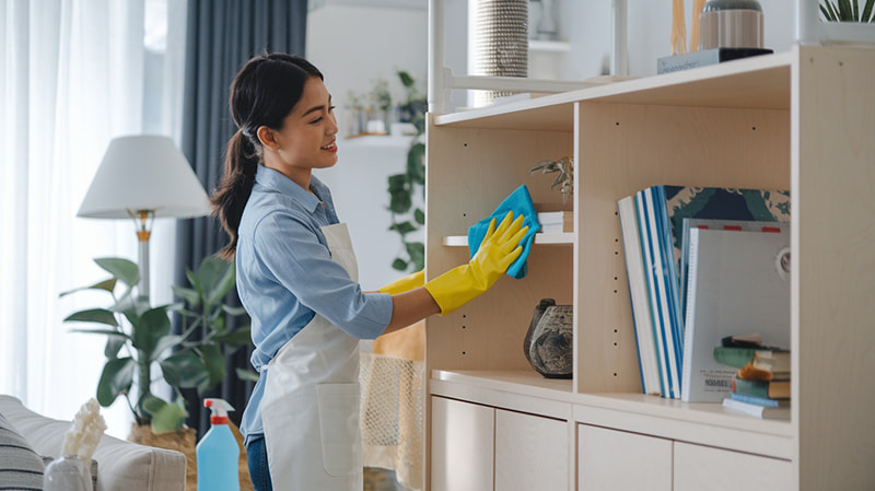 Hướng dẫn cách bảo quản nội thất gỗ công nghiệp bằng cách lau chùi thường xuyên.
