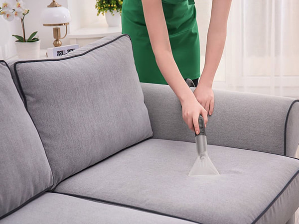 Giặt sofa bằng máy chuyên dụng để bảo quản nội thất sofa nỉ luôn sạch sẽ.