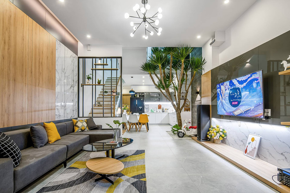Phòng khách nhà phố hiện đại với giếng trời và cây xanh trong thiết kế nội thất Bình Dương.