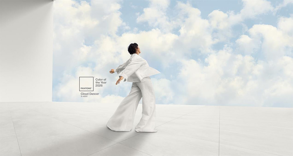 Hình ảnh người vũ công múa giữa bầu trời mây đại diện cho màu của năm 2026 - Cloud Dancer.