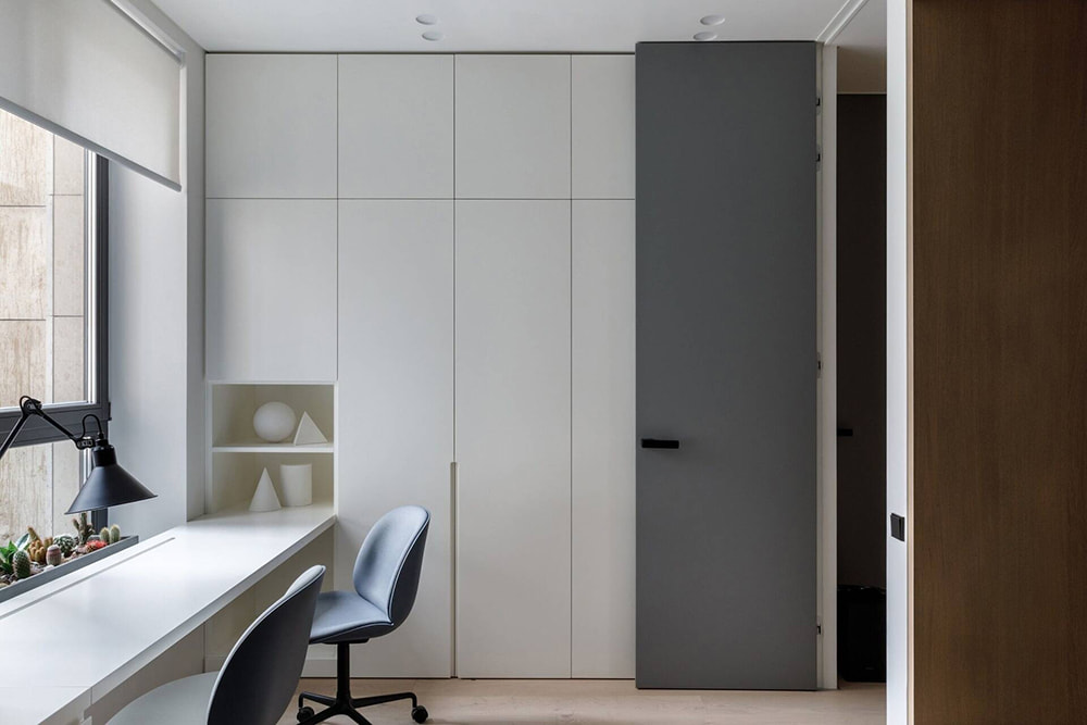 Thiết kế nội thất quận 9 hệ tủ kho kịch trần màu trắng phòng làm việc.