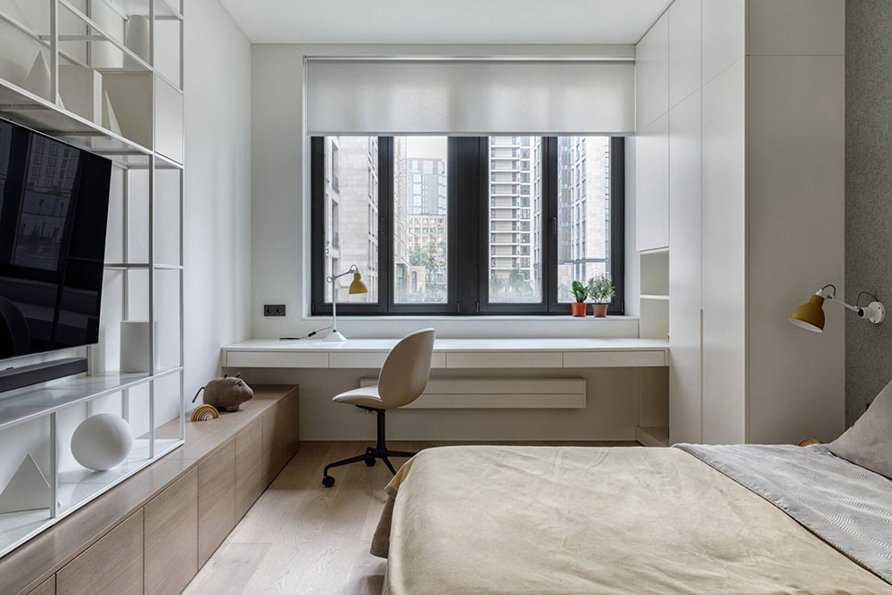 Thiết kế nội thất quận 9 phòng ngủ có bàn làm việc dài cạnh cửa sổ lớn.