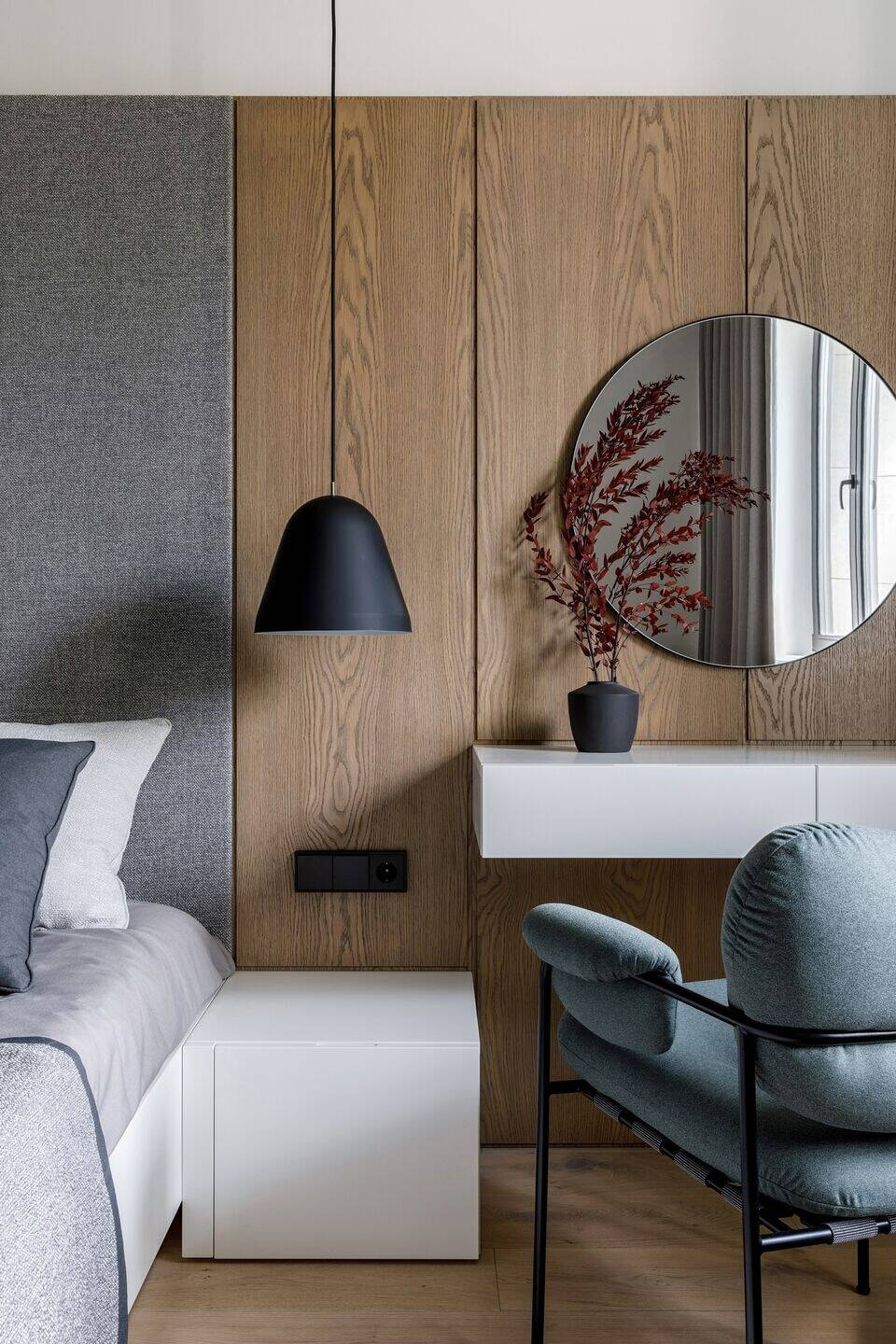 Thiết kế nội thất quận 9 bàn trang điểm treo tường gương tròn và đèn thả.