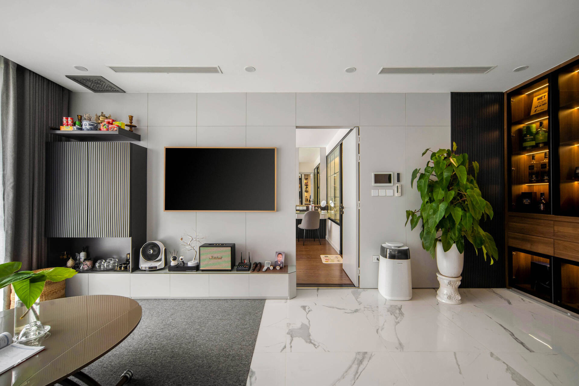 Thiết kế nội thất quận 9 phòng khách tủ rượu cánh kính đèn led.