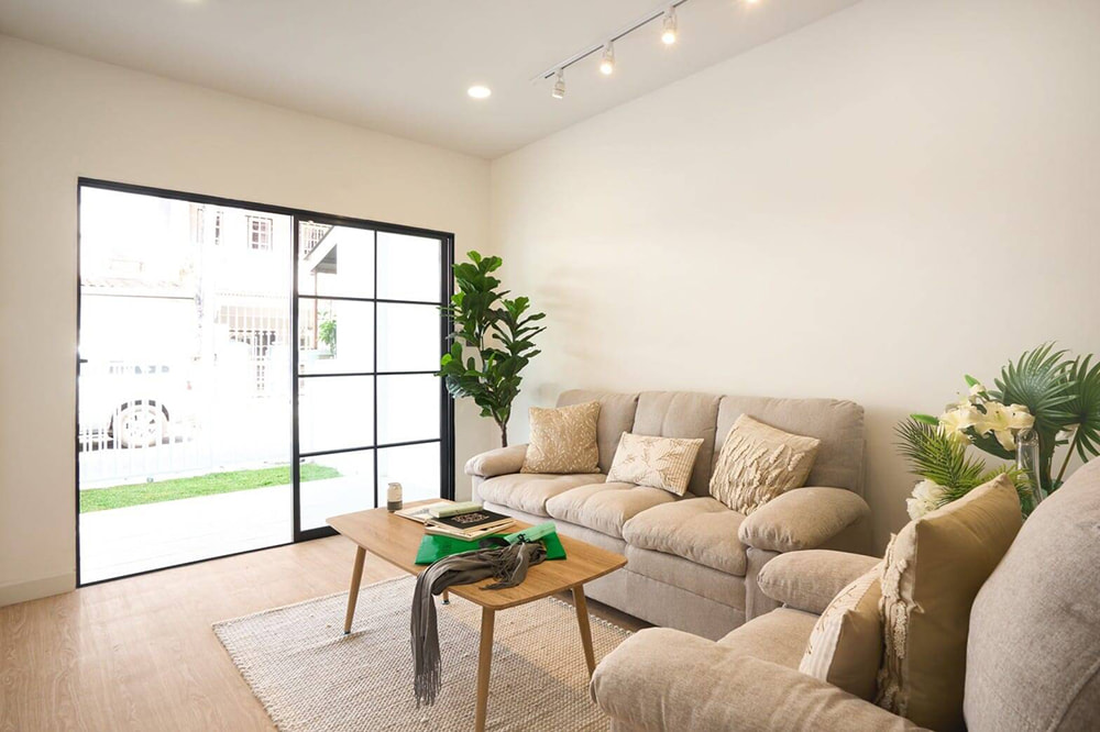 Thiết kế nội thất quận 9 phòng khách tối giản cửa kính lùa lớn.