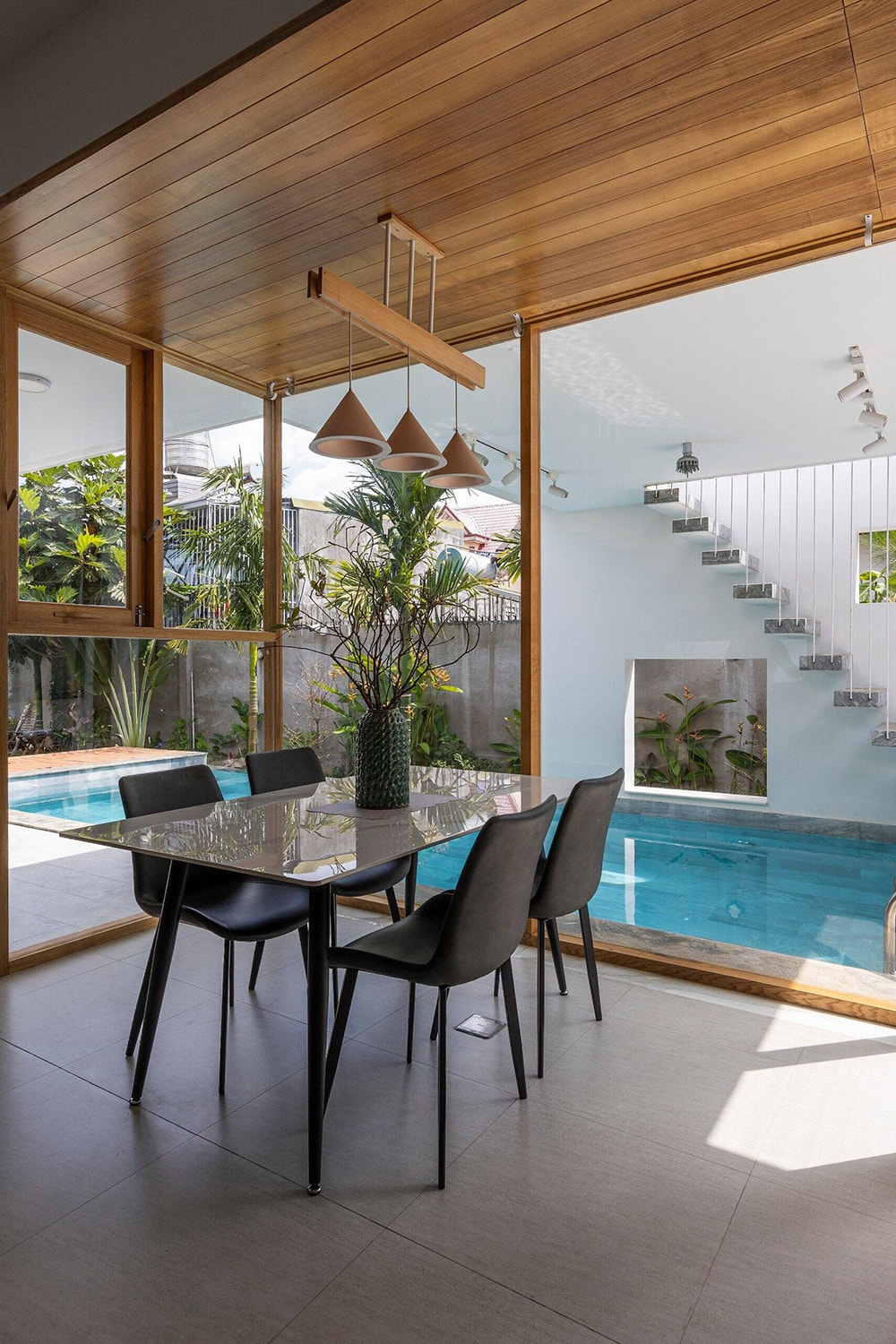 Thiết kế nội thất quận 9 phòng ăn trần gỗ view hồ bơi.