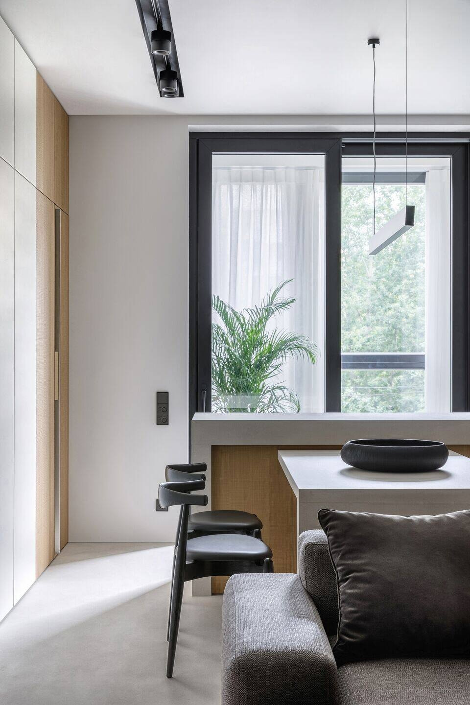 Thiết kế nội thất quận 9 góc bàn ăn nhỏ bên cửa sổ view cây xanh.