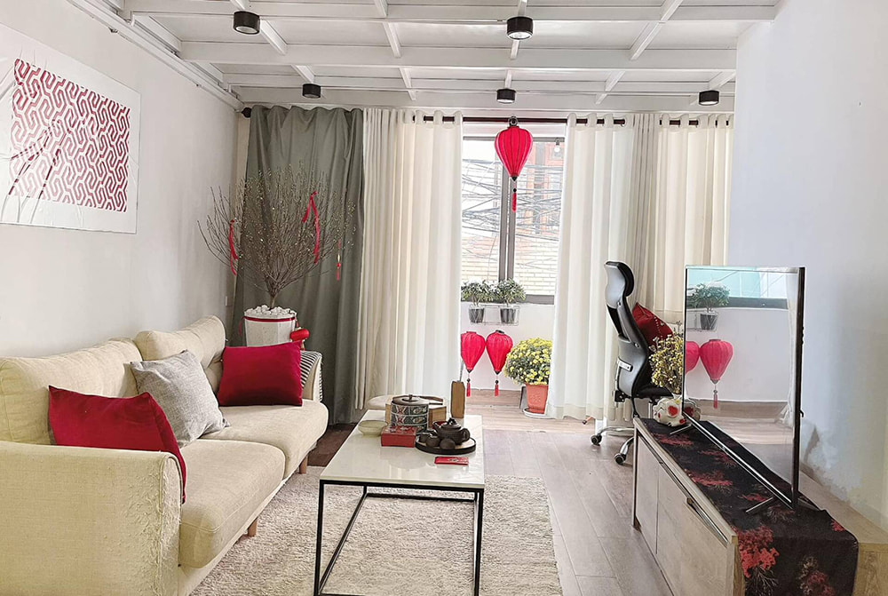 Đèn lồng đỏ treo ban công trang trí phòng khách ngày tết không gian mở