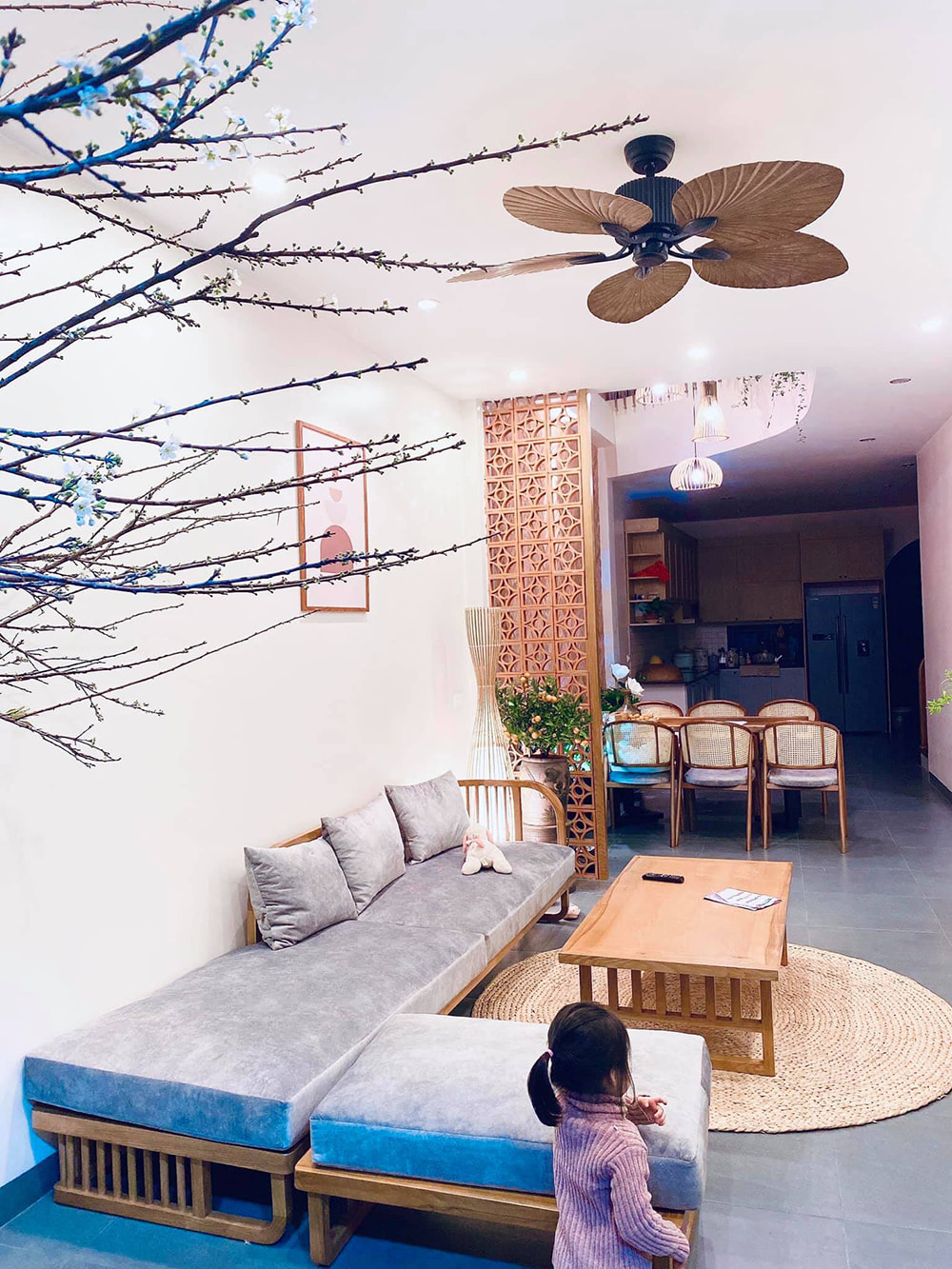 Cành đào phai tán rộng khổng lồ trang trí phòng khách ngày tết nhà phố