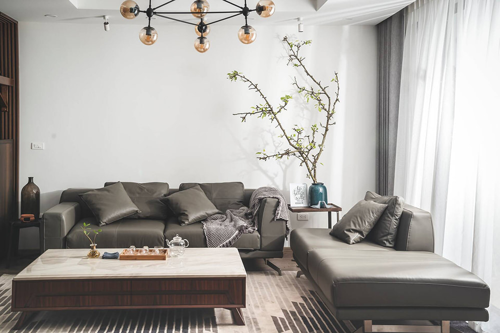 Trang trí phòng khách ngày tết phong cách tối giản với cành lê rừng cắm bình gốm xanh