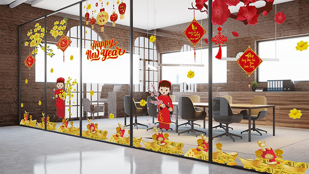 Decal hoa mai vàng và thỏi vàng trang trí văn phòng ngày tết trên vách ngăn kính.