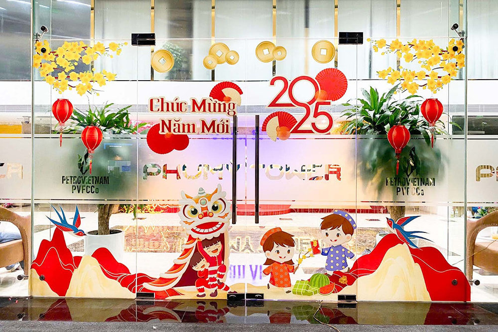 Cửa kính trang trí văn phòng ngày tết 2025 decal múa lân và hoa mai vàng.