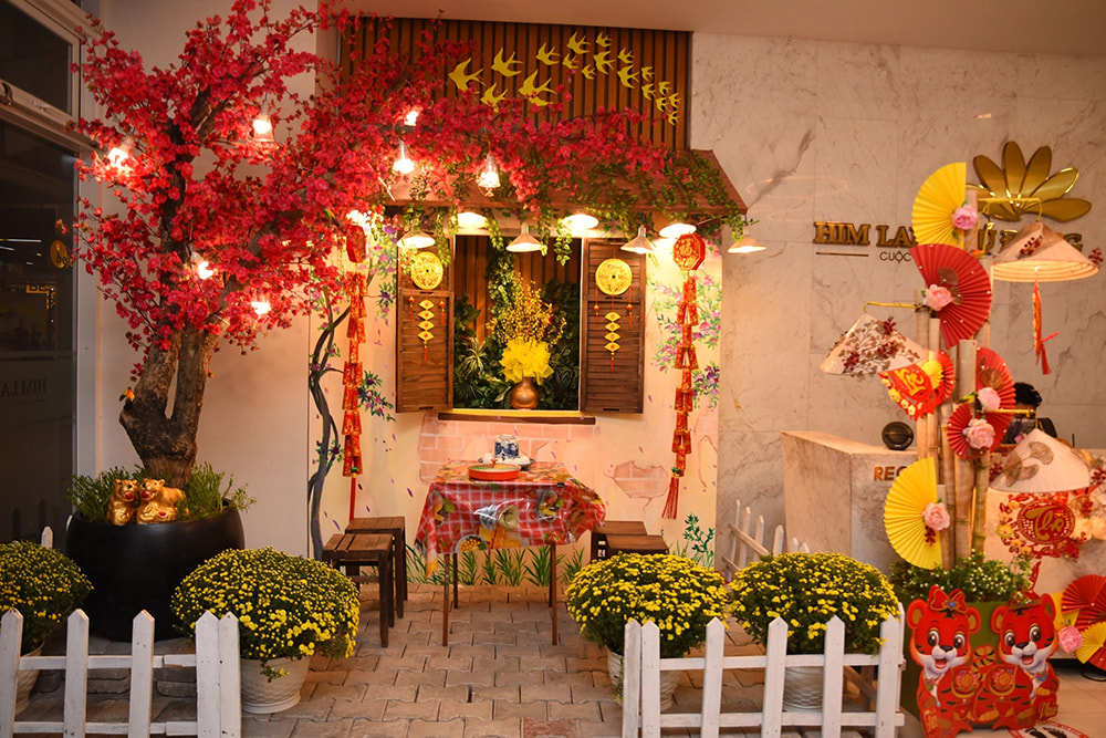 Góc tiểu cảnh cây đào trang trí văn phòng ngày tết bên cạnh bàn trà nhỏ.