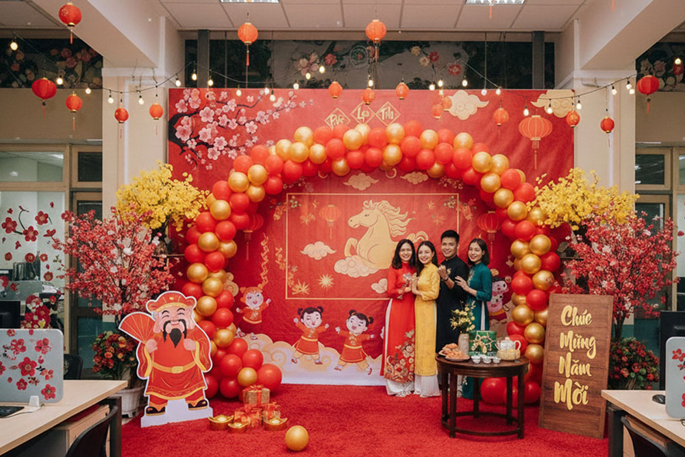 Backdrop trang trí văn phòng ngày tết với cổng bong bóng đỏ vàng và tiểu cảnh.