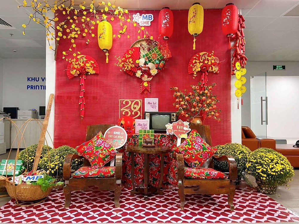 Tiểu cảnh trang trí văn phòng ngày tết phong cách quê xưa với chõng tre cúc vàng.