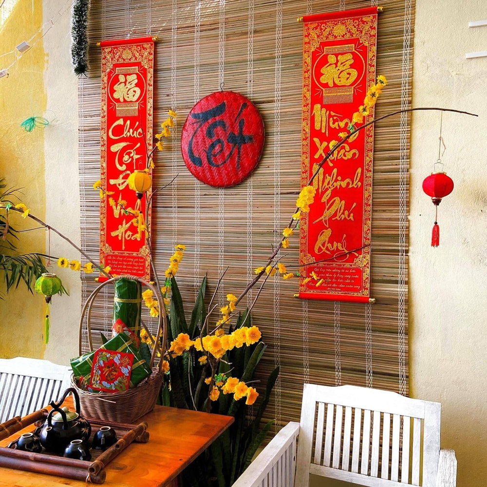 Góc check-in trang trí văn phòng ngày tết hoa mai vàng.