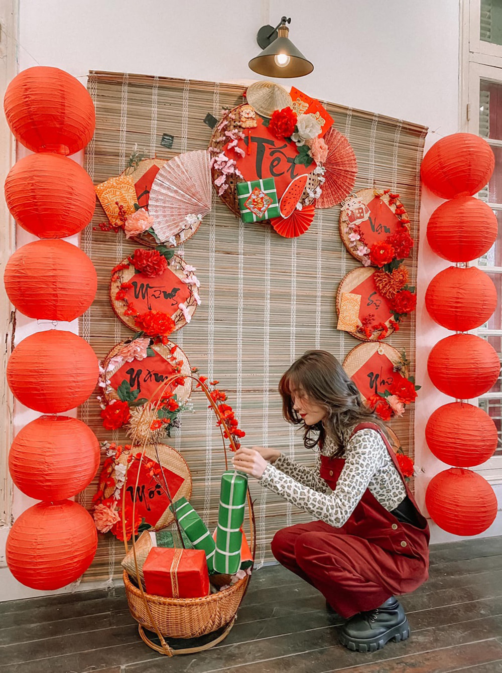 Trang trí văn phòng ngày tết bằng lồng đèn giấy đỏ.