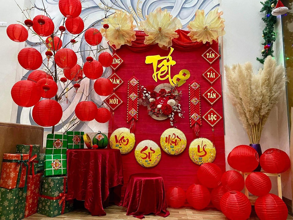 Trang trí văn phòng ngày tết backdrop pháo đỏ và bánh chưng.