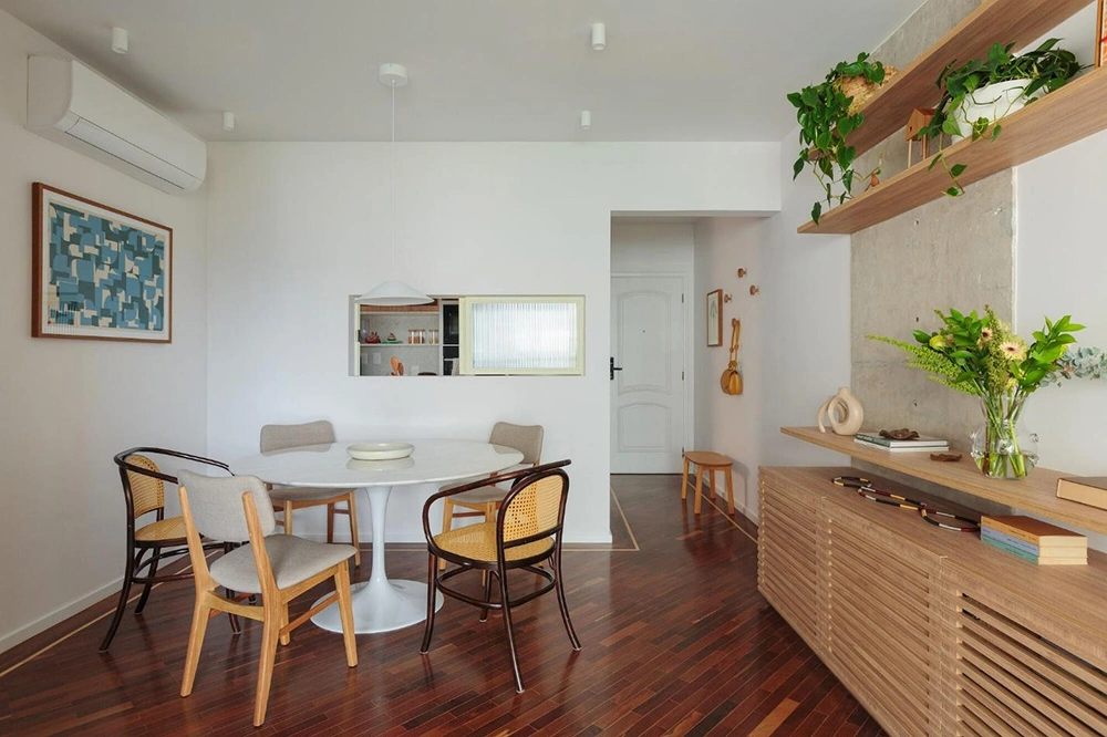 Khu vực bàn ăn căn hộ cho thuê sang trọng, sàn gỗ nâu