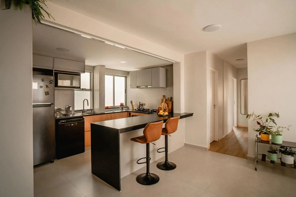 Phòng bếp căn hộ cho thuê hiện đại với quầy bar đen